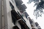 危急！男孩悬空吊在6楼护栏 家人牢牢抓住消防及时拉回 - Sichuan.Scol.Com.Cn