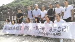 北川中学08级的同学们祭奠遇难老师和同学 - Sc.Chinanews.Com.Cn