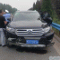 被撞坏的警方车辆，水箱破裂已无法行驶 - News.Sina.com.Cn