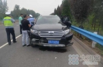 被撞坏的警方车辆，水箱破裂已无法行驶 - News.Sina.com.Cn