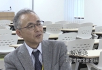 山崎信夫接受采访。（视频截图） - News.Sina.com.Cn