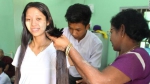 图为一名女子在缅甸仰光剪掉她的头发。 - News.Sina.com.Cn