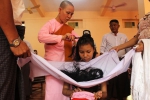 图为在泼水节期间，一名年轻女子剪掉头发。 - News.Sina.com.Cn