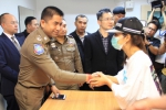 女事主与泰国警方握手致谢（泰国民族报） - News.Sina.com.Cn