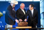 去年6月底，美国农业部长（中）与美国农场主等一起为“美牛”造势。 - News.Sina.com.Cn