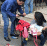 抱着孩子来办理落户手续的人们     《等深线》记者 张晓迪 摄影 - News.Sina.com.Cn
