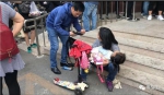 抱着孩子来办理落户手续的人们     《等深线》记者 张晓迪 摄影 - News.Sina.com.Cn