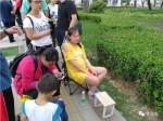 在河西区政务中心门口坐着排队的孕妇     《等深线》记者 张晓迪 摄影 - News.Sina.com.Cn