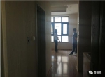 售楼人员正在向客户介绍房产距这块楼盘800米处便是育才中学    《等深线》记者 郭婧婷 摄影 - News.Sina.com.Cn
