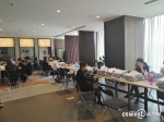 摇号结束后，项目销售人员在现场办公 西部网 图 - News.Sina.com.Cn