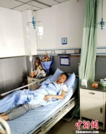被打的班主任杜某在医院治疗。钟欣 摄 - Sc.Chinanews.Com.Cn