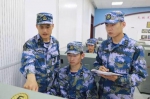 蒋金良（左）在向战友传授经验。北部战区海军供图 - News.Sina.com.Cn