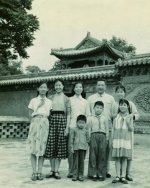1960年，习仲勋、齐心与子女、亲友在北海公园。（来源：《习仲勋画传》） - News.Sina.com.Cn
