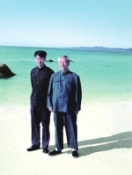 1978年8月，习仲勋与参加暑期社会实践活动的习近平在海南。（来源：《习仲勋画传》） - News.Sina.com.Cn