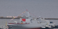 在拖轮的帮助下离开船坞的055驱逐舰 - News.Sina.com.Cn
