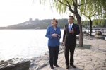 图为2016年6月12日，李克强总理陪同来华访问的德国总理默克尔在颐和园散步。 - News.Sina.com.Cn