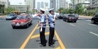 哈尔滨市街头执勤的交警。图/视觉中国 - News.Sina.com.Cn