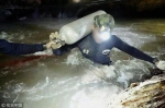 一名参与救援的前泰国海军特种部队成员6日在执行运送氧气瓶的任务。图片来自视觉中国 - News.Sina.com.Cn