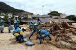 7月11日，在日本广岛吴市天应町地区，警察清理民居附近的泥沙。新华社记者马平摄 - News.Sina.com.Cn