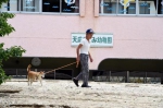 7月11日，在日本广岛吴市天应町地区，一名居民走过被泥石流部分淹没的幼儿园。新华社记者马平摄 - News.Sina.com.Cn