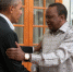 图为肯尼亚总统乌胡鲁·肯雅塔与奥巴马握手。（图来自社交网络） - News.Sina.com.Cn
