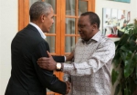 图为肯尼亚总统乌胡鲁·肯雅塔与奥巴马握手。（图来自社交网络） - News.Sina.com.Cn