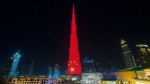 本周二，迪拜的哈利法塔被中国国旗的颜色点亮。（阿联酋《国民报》网站） - News.Sina.com.Cn