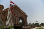 图为7月18日拍摄的阿联酋首都阿布扎比皇冠酒店正门。（邬惠我/摄） - News.Sina.com.Cn