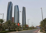 7月18日，阿联酋首都阿布扎比的街道两边悬挂着中阿两国国旗。（邬惠我 摄） - News.Sina.com.Cn