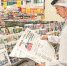 　　7月18日，在阿联酋首都阿布扎比购物中心的报纸售卖区，当地读者打开《联邦报》，阅读习近平主席的署名文章。本报记者 曲翔宇摄 - News.Sina.com.Cn