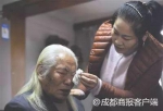 ▲家人为老人擦拭眼泪。 - News.Sina.com.Cn