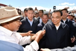 李克强在拉萨看望藏族领导干部和老同志 - News.Sina.com.Cn