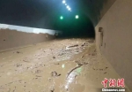 泥石流进入隧道。四川高速交警 供图 - Sc.Chinanews.Com.Cn