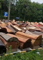 ▲江西当地收缴上的棺材，堆叠在一起。网传视频截图 - News.Sina.com.Cn
