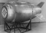 1945年8月9日，美国在长崎市投掷的“胖子”原子弹就采用了钚。图为美国二战后研制的胖子四型核弹。 - News.Sina.com.Cn