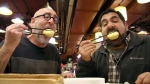 豪伊·索思沃思（左）和雷格·马察在中国品尝美食。（图片由豪伊·索思沃思提供） - News.Sina.com.Cn