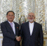 李勇浩与扎里夫握手（图片来源：CNN） - News.Sina.com.Cn