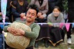 2018年3月30日，西藏林芝市巴宜区真巴村的村民在进行抱石头比赛。新华社记者张汝锋摄 - News.Sina.com.Cn