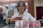 资料图：山西太原一银行工作人员正在清点货币。中新社记者 张云 摄 - News.Sina.com.Cn