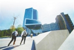 工作人员前往法兰克福的欧洲中央银行总部上班。
　　人民视觉 - News.Sina.com.Cn