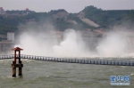 2018年7月3日，黄河小浪底水库在泄洪。图片来源：新华社 - News.Sina.com.Cn