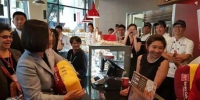 蔡英文在洛杉矶85度C咖啡店内。（图片源自“中时电子报”） - News.Sina.com.Cn