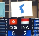 朝韩联队对阵印尼的比赛，屏幕上显示中国香港紫荆花旗和印尼国旗。来源：KBS - News.Sina.com.Cn