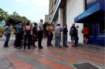 8月20日，在委内瑞拉首都加拉加斯，人们在ATM机前排队取钱。新华社发（格雷戈里奥·特兰摄） - News.Sina.com.Cn