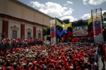8月6日，在委内瑞拉首都加拉加斯，民众参加集会支持总统马杜罗。新华社发（鲍里斯·贝尔加拉摄） - News.Sina.com.Cn