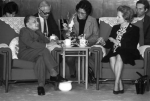 1984年12月19日，邓小平在人民大会堂会见英国首相撒切尔夫人。同日，中英正式签署《联合声明》，英国政府于1997年7月1日把香港交还中国政府。 - News.Sina.com.Cn