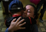 一名危地马拉母亲拥抱其归来的孩子（图：法新社） - News.Sina.com.Cn