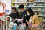 执法人员在药店开展检查工作。(资料图) - Sc.Chinanews.Com.Cn