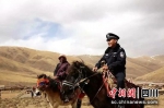 骑马下乡的罗桑达娃。甘孜州公安局供图 - Sc.Chinanews.Com.Cn