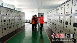 施工人员正在查看设备运行情况。朱超俊摄 - Sc.Chinanews.Com.Cn